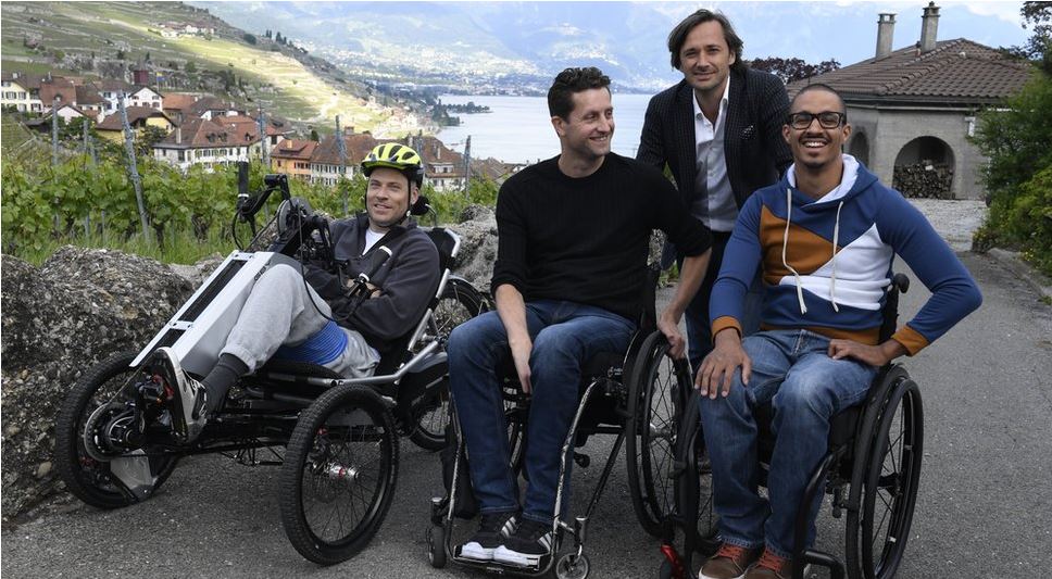 Los tres parapléjicos que consiguieron caminar gracias a un pequeño implante en la médula
