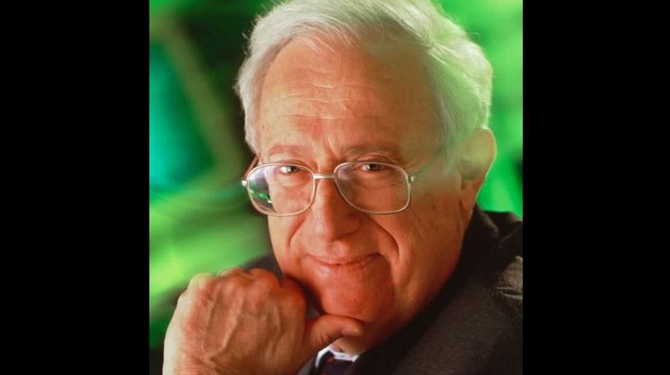 Quién fue Michael Dertouzos, el científico homenajeado en el doodle de Google que predijo la relevancia de internet