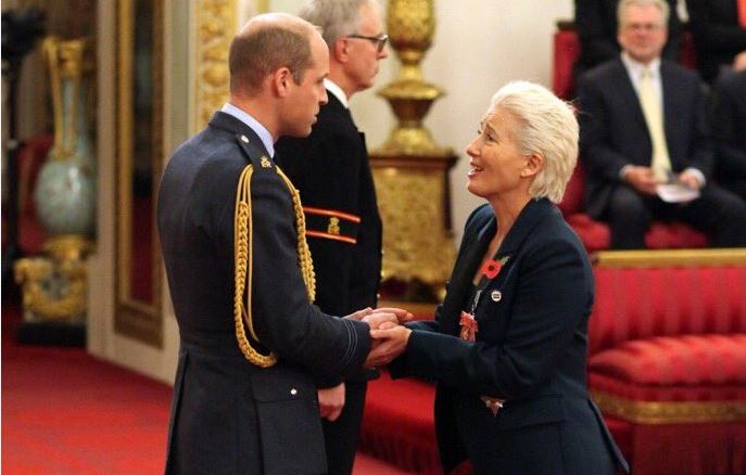 La actriz Emma Thompson recibe el título de Dama del Imperio Británico