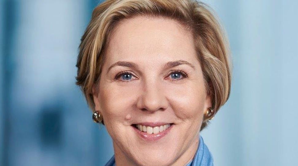 Tesla: quién es Robyn Denholm, la mujer que sustituye a Elon Musk como presidenta de la junta directiva de la automotriz
