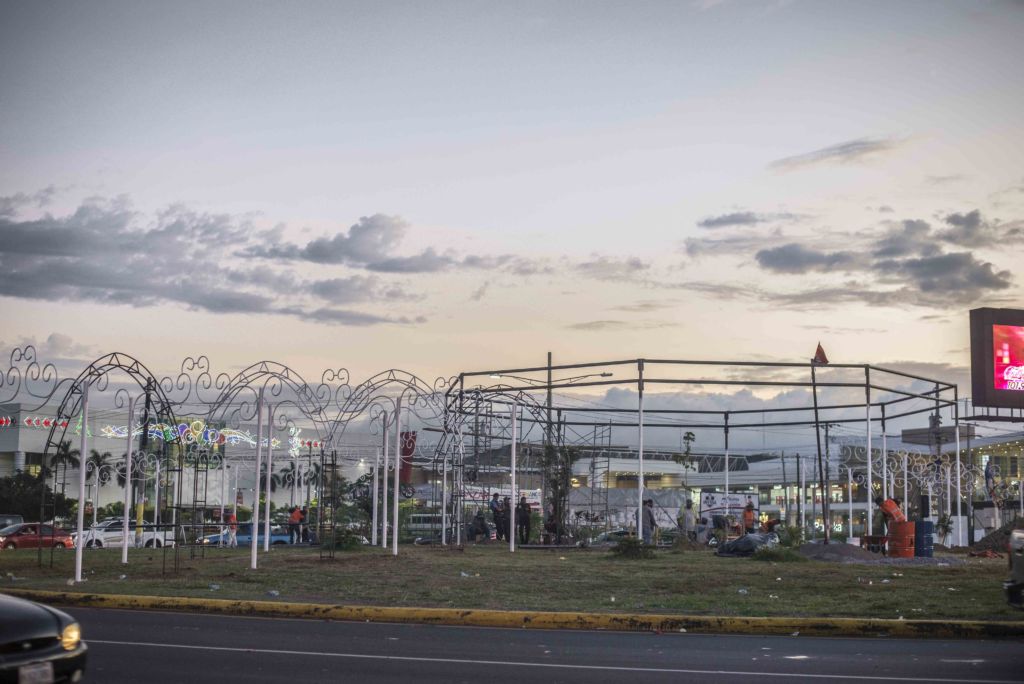 La dictadura construye una glorieta sobre la rotonda Jean Paul Genie, donde la población tenía cruces recordando a las víctimas de la represión