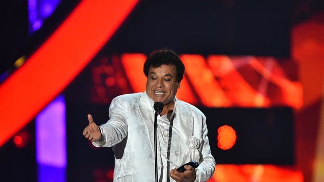 Un escritor y un periodista califican de falsa la famosa «resurrección» de Juan Gabriel