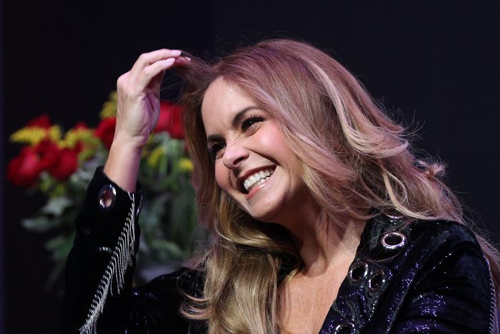 La mexicana Lucero lanza su propia marca de ropa y zapatos gracias a «fans»