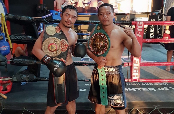 CP Freshmart junto a Suriyan Sarton, excampeón del mundo, con quien hizo sesión de guanteo como parte de su preparación. LA PRENSA/CORTESÍA/ARMANDO MENDOZA