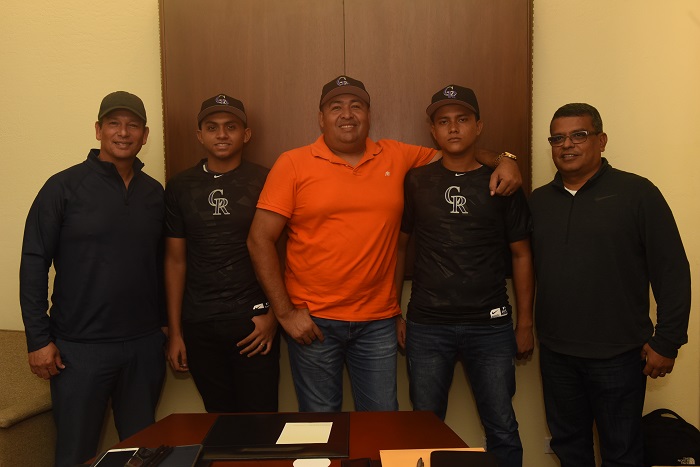 Rolando Fernández, Cristofer Osorio, el entrenador Johnys Álvarez, Martín Zamora y Orlando Medina, tras la firma de los contratos de los nuevos peloteros de la organización de los Rockies de Colorado. LA PRENSA/ROBERTO FONSECA