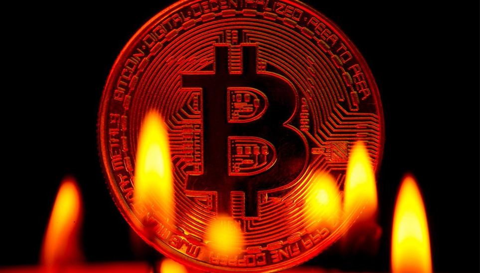 Bitcoin: 3 razones para entender el colapso de la criptomoneda y por qué puede seguir cayendo