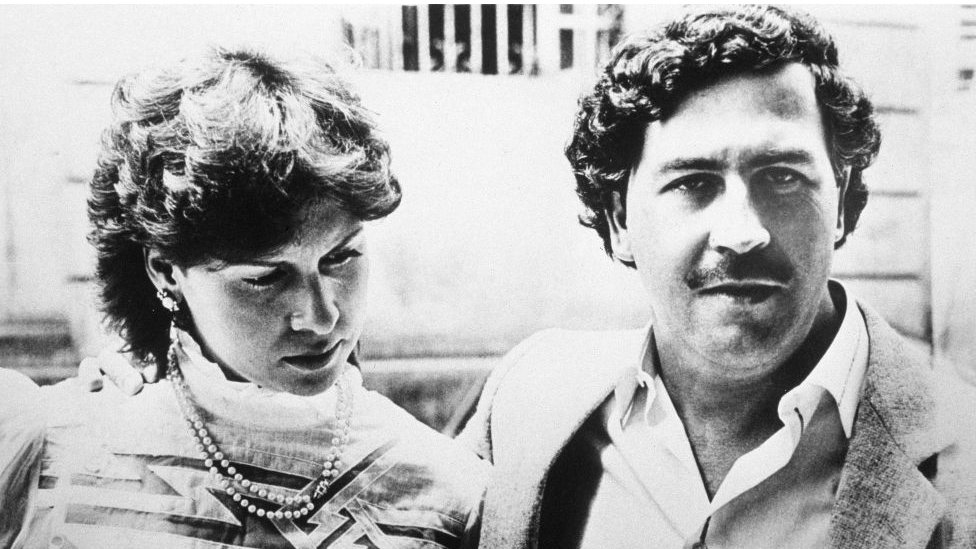 El narcotraficante Pablo Escobar Gaviria junto a su esposa, María Victoria Henao. Getty Images
