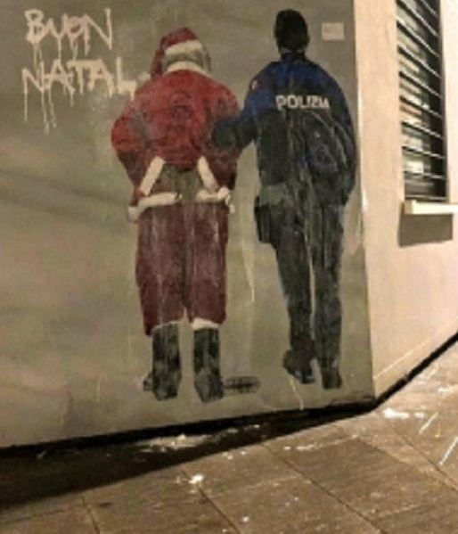 Papá Noel arrestado por inmigrante «ilegal» por un policía con apariencia del ministro