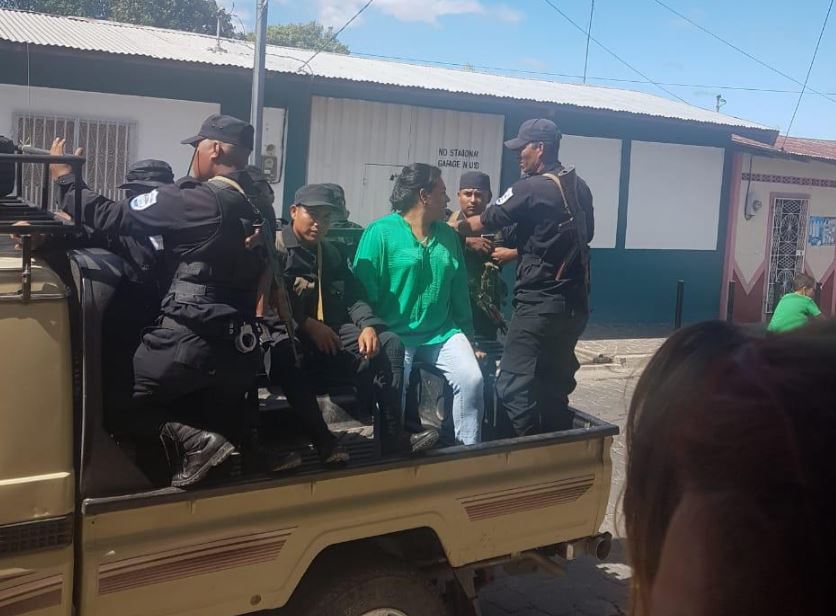 Policía Orteguista detiene a una mujer por hacer un altar azul y blanco a la Virgen de Guadalupe en Estelí