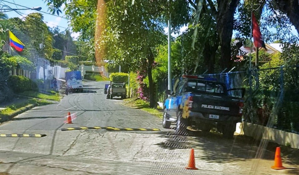 Una patrulla de la Policía Orteguista se mantiene en la calle donde vive la familia de Ana Margarita Vijil. Foto: Cortesía