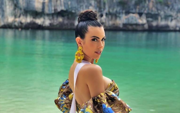 Adriana Paniagua grabó su video introductorio en la isla Kho Hong de Tailandia, un escenario natural exuberante. LA PRENSA/ Tomada de redes