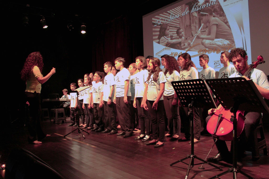 Con dos conciertos navideños, niños celebran los 25 años de Música en los Barrios