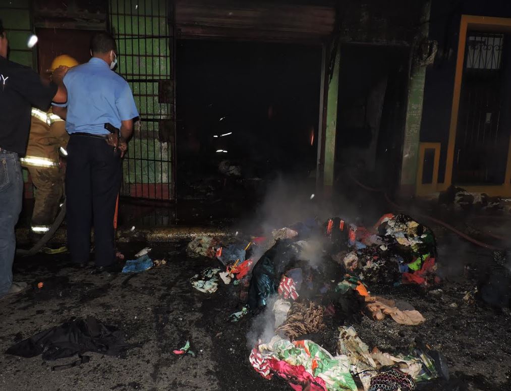 Bomberos controlan incendio en una venta de ropa usada en Jinotepe