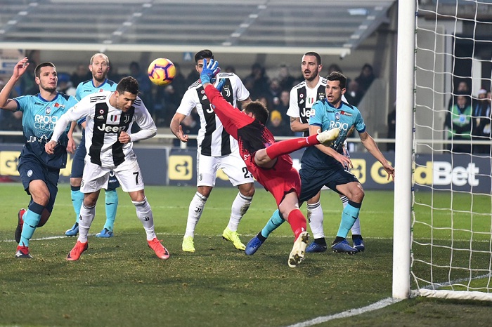 Cristiano Ronaldo evita la derrota de Juventus ante el Atalanta de Zapata