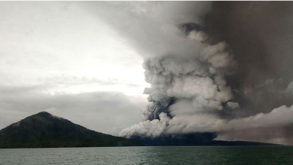Volcán Anak Krakatoa: Indonesia eleva la alerta tras una serie de erupciones días después del tsunami