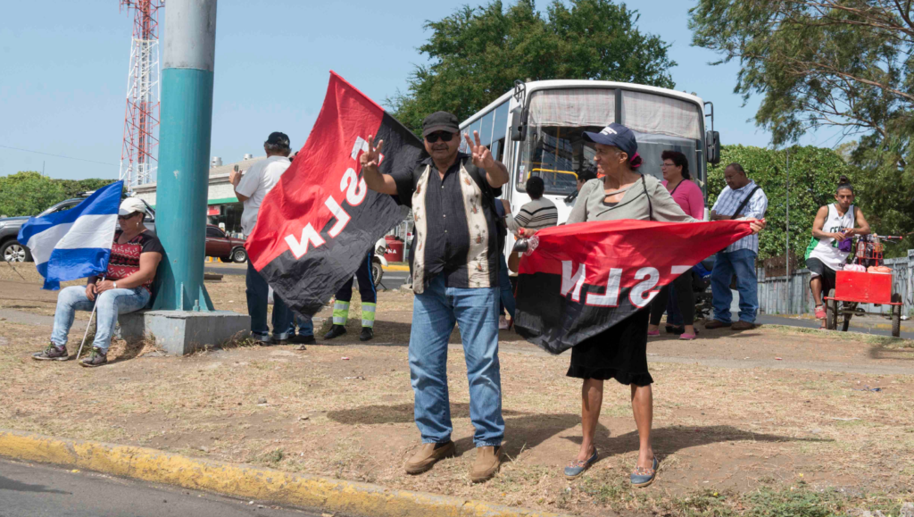 El régimen trata de hacer creer que goza de respaldo popular al poner a fanáticos y empleados públicos a ondear banderas rojinegro. LA PRENSA/ URIEL MOLINA