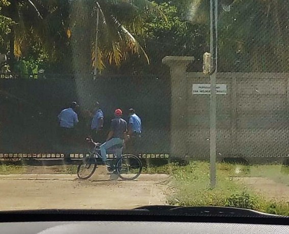 Los agentes de la Policía Orteguista (PO) en la entrada de la vivienda de la exguerrillera Dora María Téllez. LA PRENSA/ Tomada de Twitter