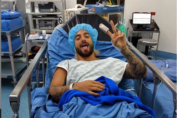Maluma se somete a una cirugía por la ruptura de ligamentos de su rodilla