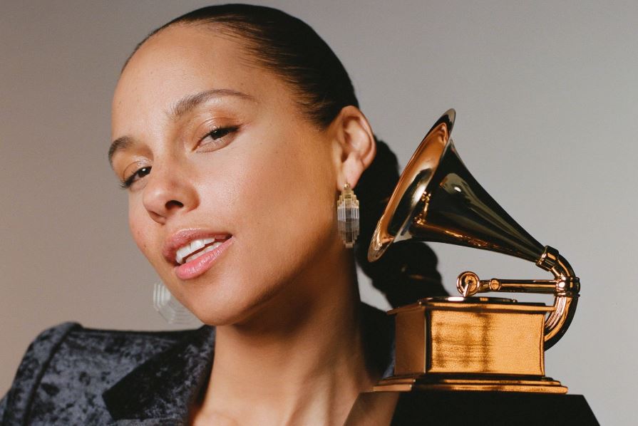 La cantante Alicia Keys presentará la ceremonia de los Grammy