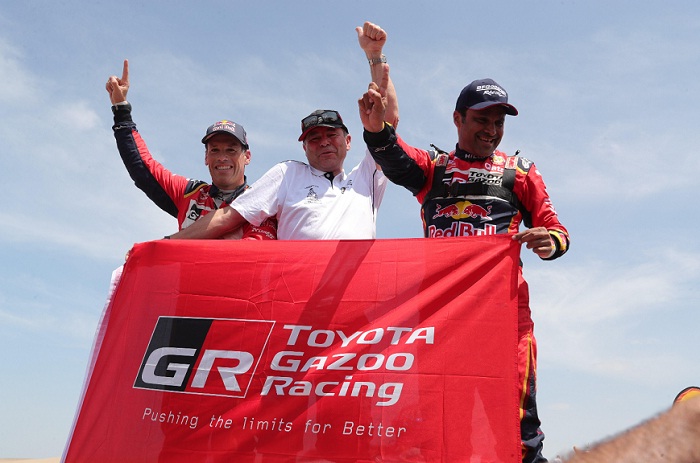 El catarí Nasser Al-Attiyah (derecha) y su copiloto, el francés Matthieu Baumel, celebran junto al director del Toyota Gazoo Razing, Glyn Hall, tras ganar el primer lugar en el Rally Dakar 2019, este jueves en Pisco (Perú). LA PRENSA/EFE/Ernesto Arias