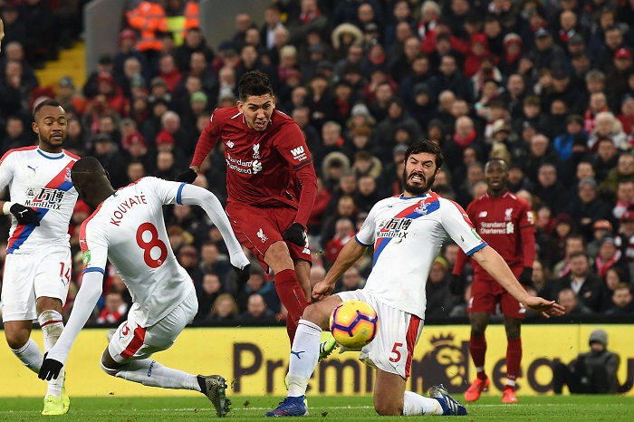Liverpool sufre para derrotar al Crystal Palace y sigue líder