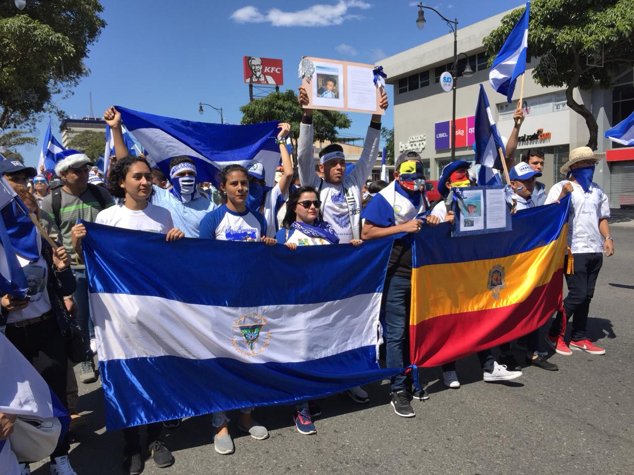 Estudiantes de la UNAN Managua, con bandera de la universidad, también participaron en la movilización. LA PRENSA/ GERALL CHÁVEZ/ CORTESÍA