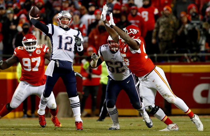 Tom Brady (12) lanzó para 348 yardas y un touchdown, en el triunfo de los Patriots sobre los Chiefs, en la final de la Conferencia Americana de la NFL este domingo. LA PRENSA/EFE/EPA/TYLER SMITH