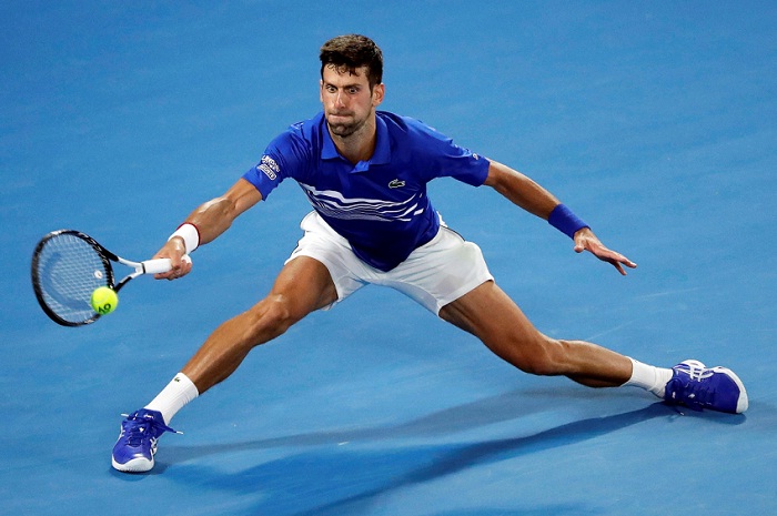 El tenista serbio Novak Djokovic devuelve una bola al ruso Daniil Medvedev durante el partido de octavos de final del Abierto de Australia que ambos disputaron este lunes en Melbourne, Australia. LA PRENSA/EFE/MAST IRHAM