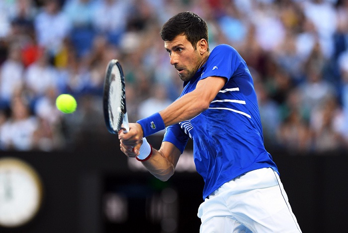 El tenista serbio Novak Djokovic devuelve la bola al japonés Kei Nishikori durante su partido de cuartos de final del Abierto de Australia de tenis, este miércoles en Melbourne. LA PRENSA/EFE/Lukas Coch