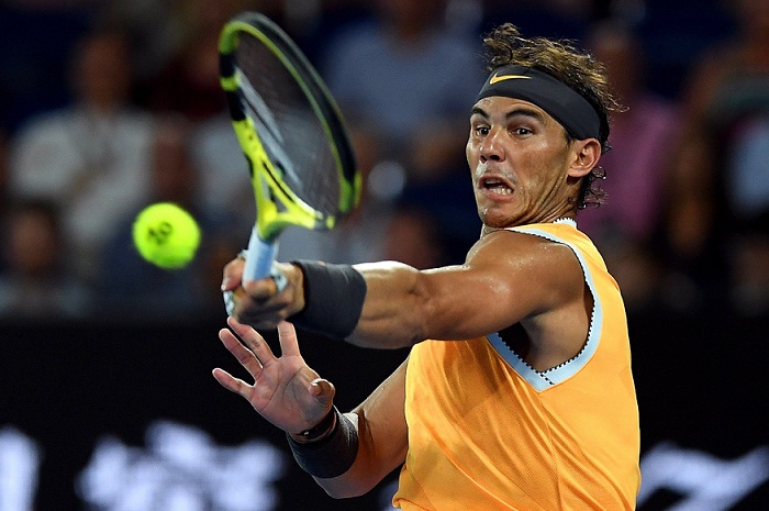 El tenista español Rafael Nadal en acción durante la semifinal masculina del Abierto de Australia que disputó este jueves contra el griego Stefanos Tsitsipas, en Melbourne, Australia. LA PRENSA/EFE/ Lukas Coch