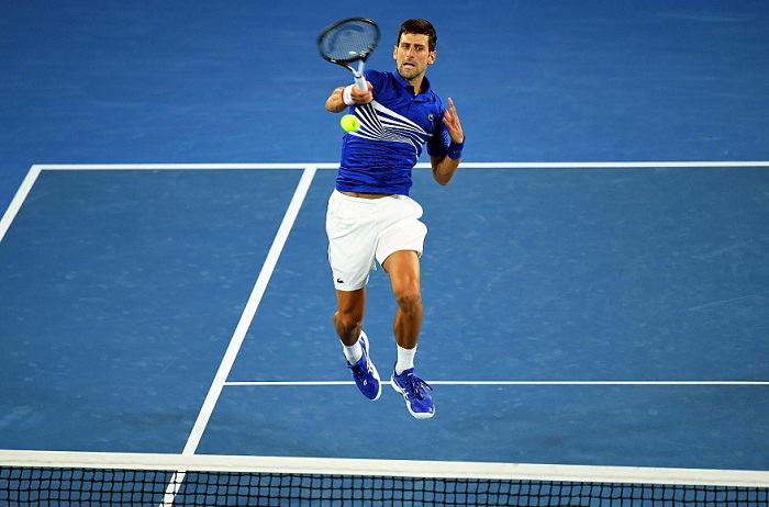 El tenista serbio Novak Djokovic golpea la bola contra el francés Lucas Pouille durante la semifinal masculina del Abierto de Australia que disputaron este viernes en Melbourne, Australia. LA PRENSA/EFE/ Julian Smith