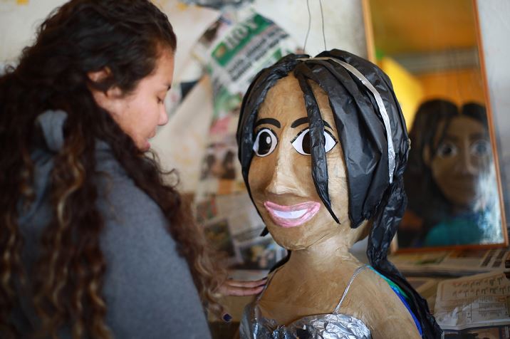 Realizan piñata de Yalitza Aparicio en homenaje a la cinta «Roma»