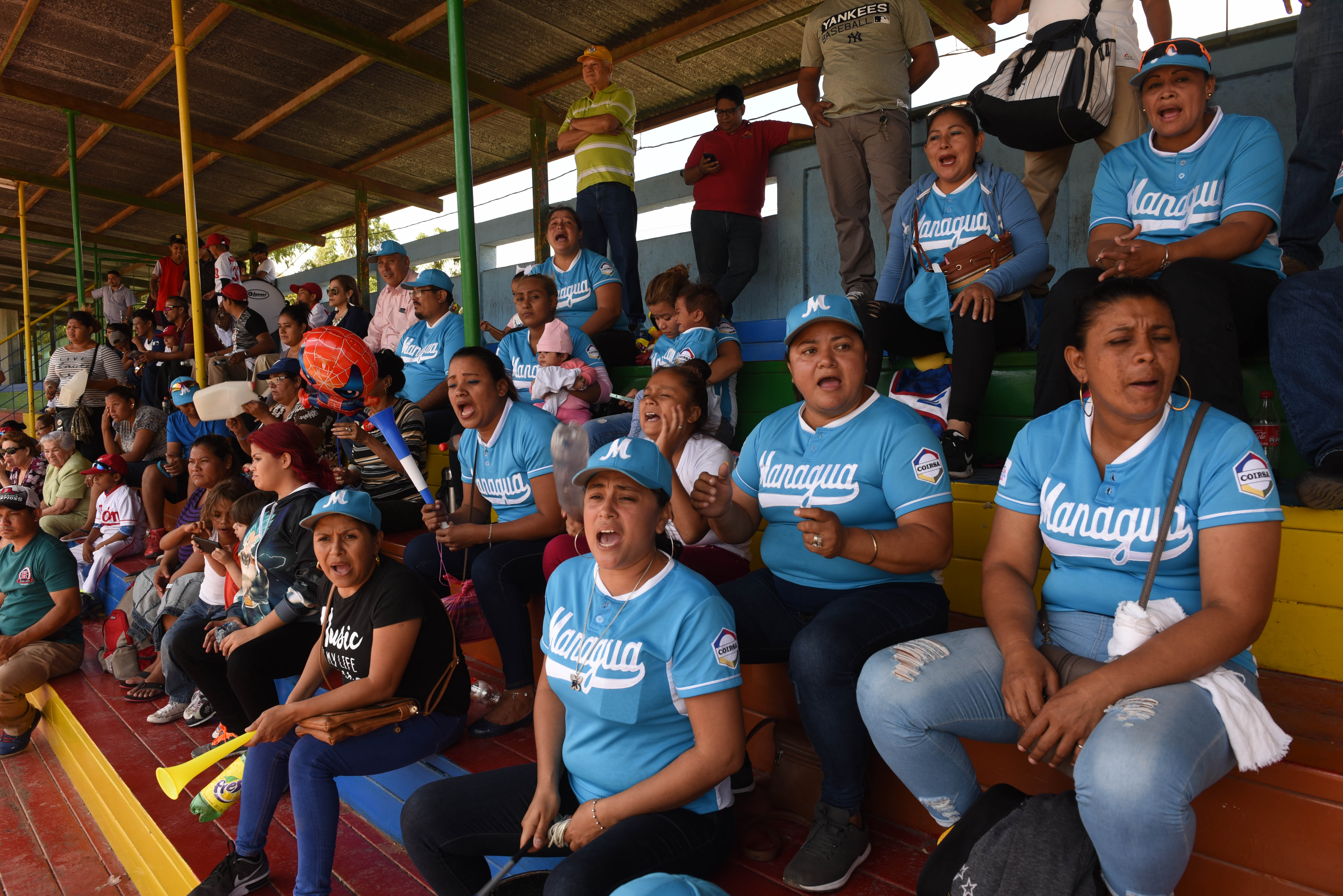 El conjunto de Managua también contó con respaldo de sus afición, en esta incluidos los padres de algunos peloteros. LA PRENSA/ ROBERTO FONSECA