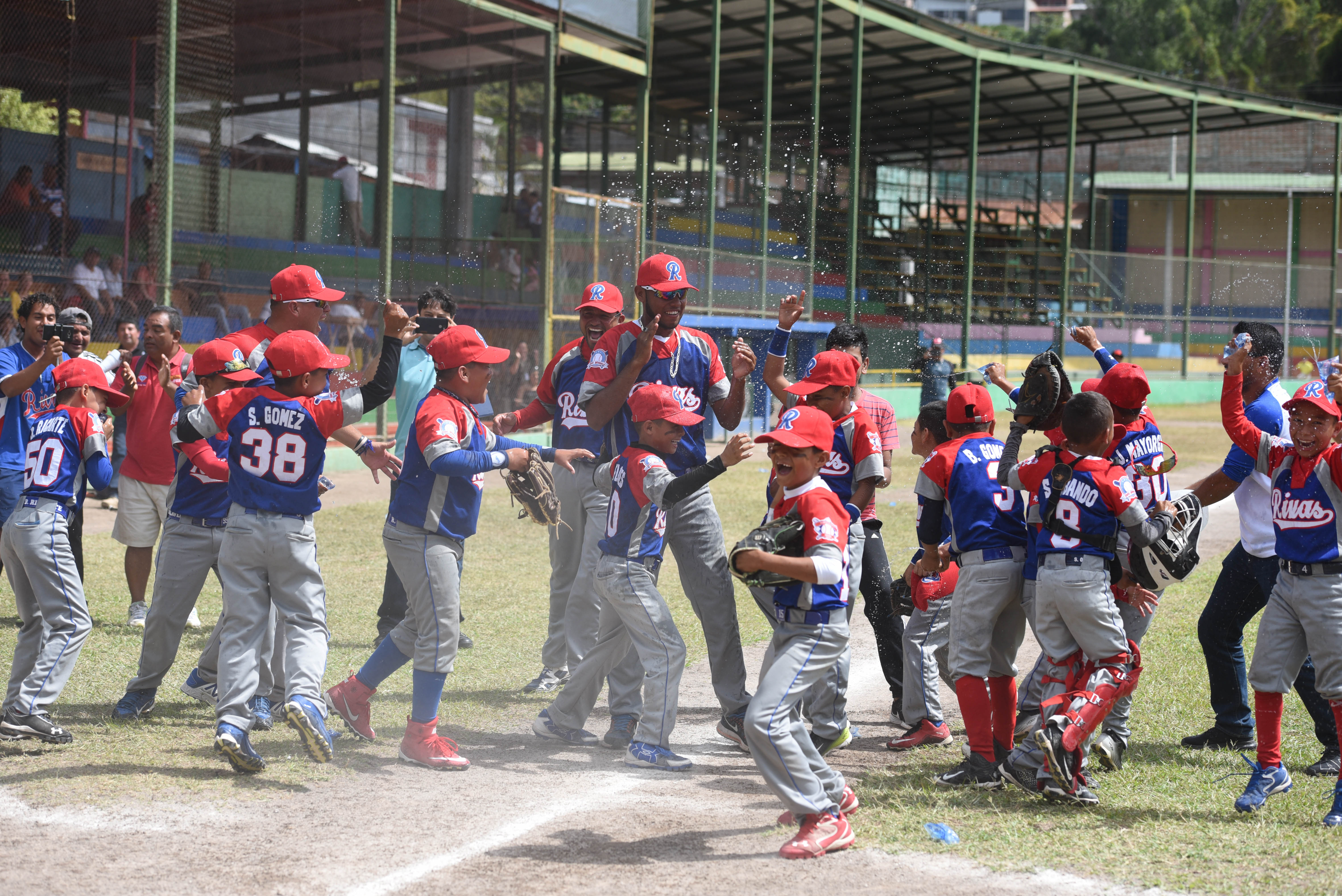 Al conseguir el último out del partido, comenzó la celebración de los peloteros rivenses. LA PRENSA/ROBERTO FONSECA