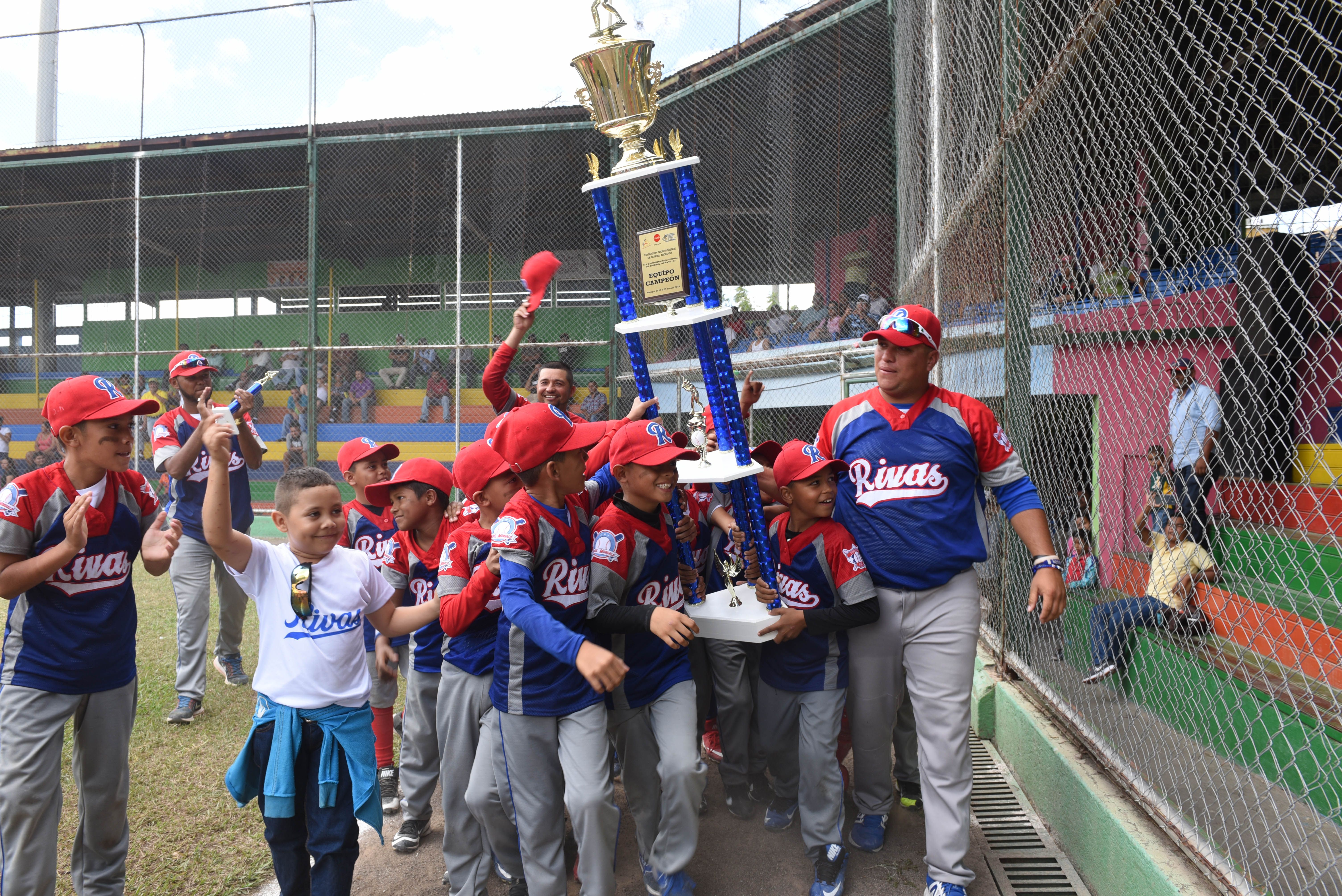 El equipo de Rivas dio la llamada "vuelta olímpica" en celebración del título ganado en el Campeonato de Beisbol Infantil A, este viernes en Matagalpa. LA PRENSA/ROBERTO FONSECA