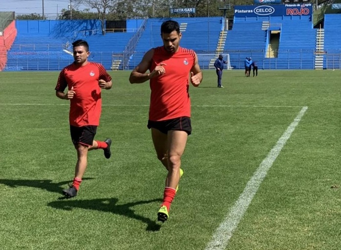 Juan Barrera regresa esta semana en Guatemala y Eulises Pavón retrasa su debut en Venezuela