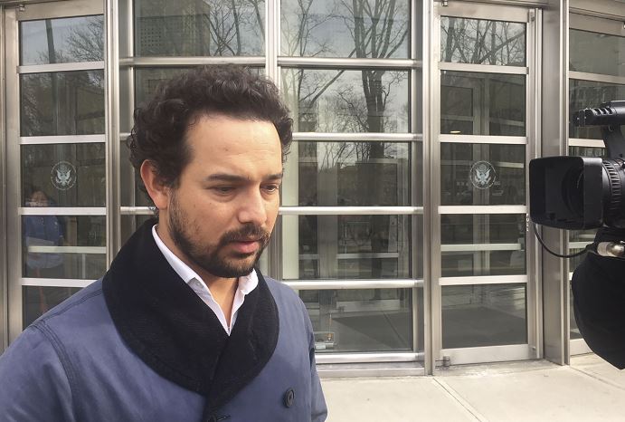 El Chapo saluda con una sonrisa al actor que lo interpreta en la serie «Narcos»