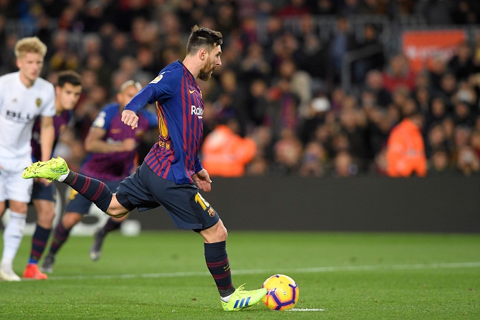 Messi salva al Barcelona, que empata con el Valencia