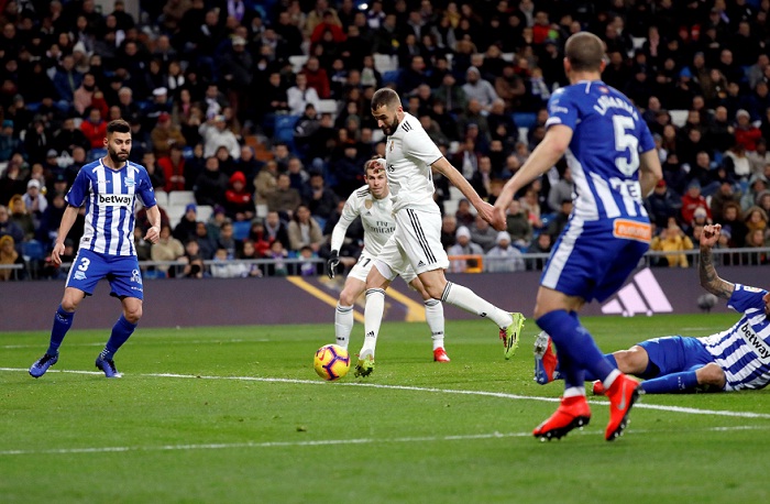 Real Madrid gana al Alavés y recorta diferencias con Atlético y Barcelona