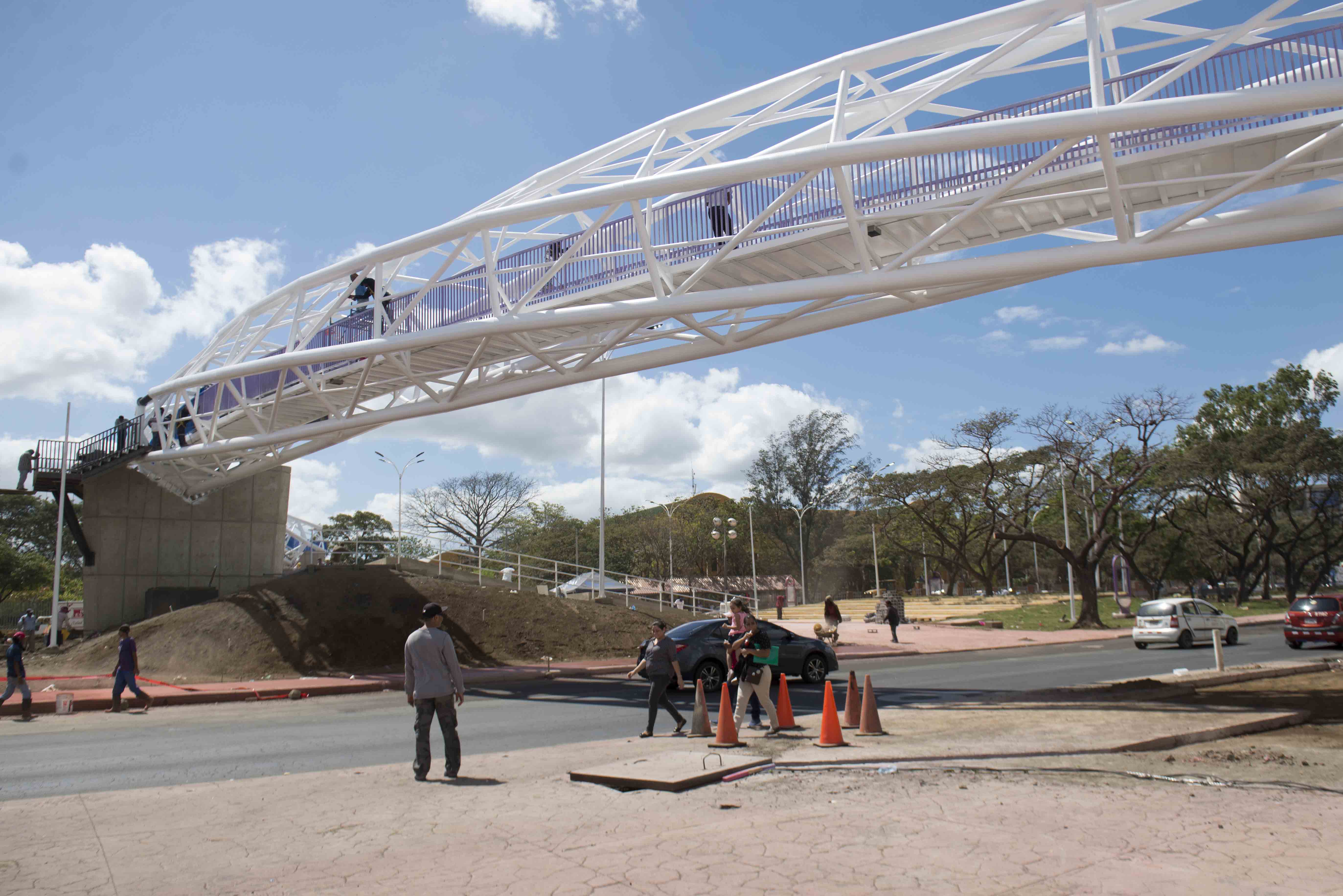 Dictadura derrocha pintura en puente peatonal del centro histórico de Managua