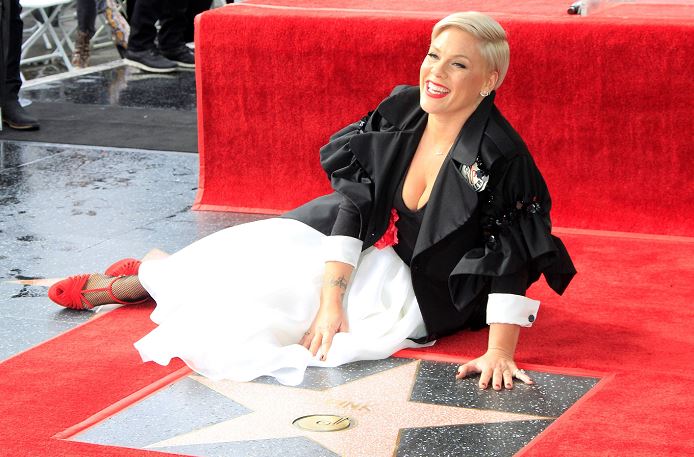 «Mucha gente pensó que llegaría al paseo de la vergüenza, pero mírenme, aquí estoy». Así celebra Pink su estrella en Hollywood