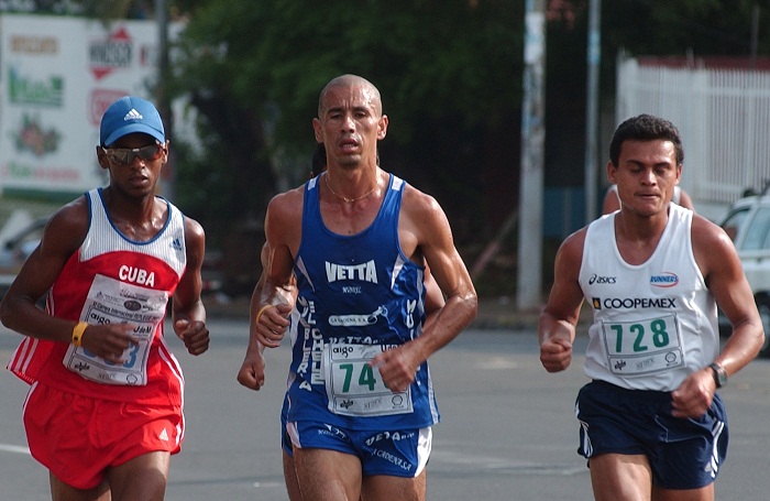 Cristian Villavicencio (centro) sigue cosechando victorias en los maratones, ahora en la categoría Máster A. LA PRENSA/ARCHIVO