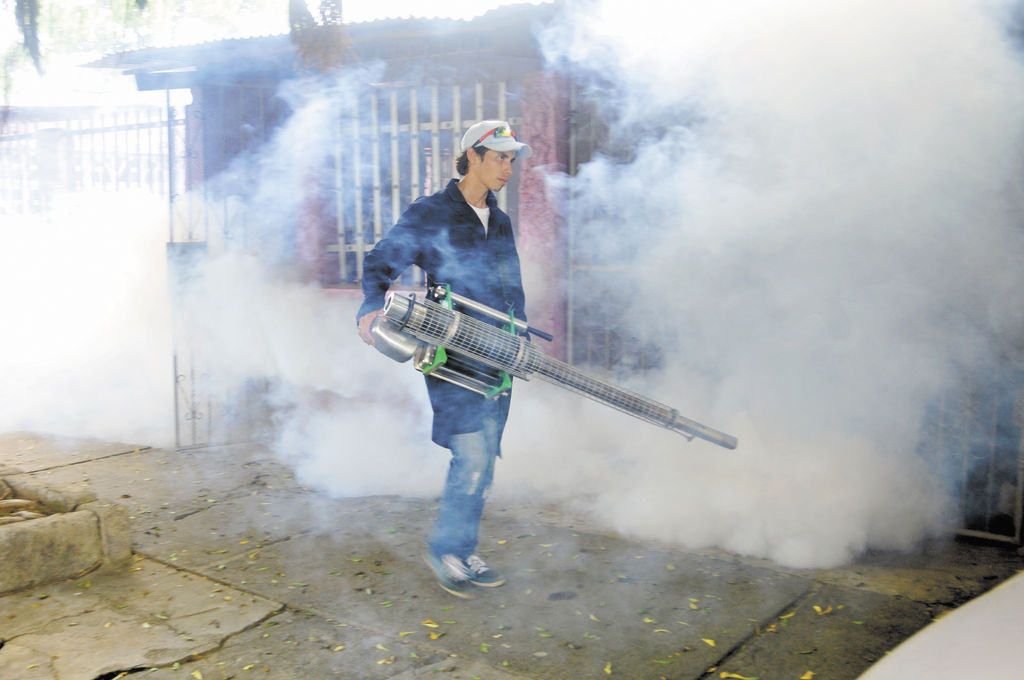 Las autoridades de salud recurren a la fumigación para erradicar los nidos de mosquitos. LA PRENSA/ ARCHIVO/ Maynor Valenzuela