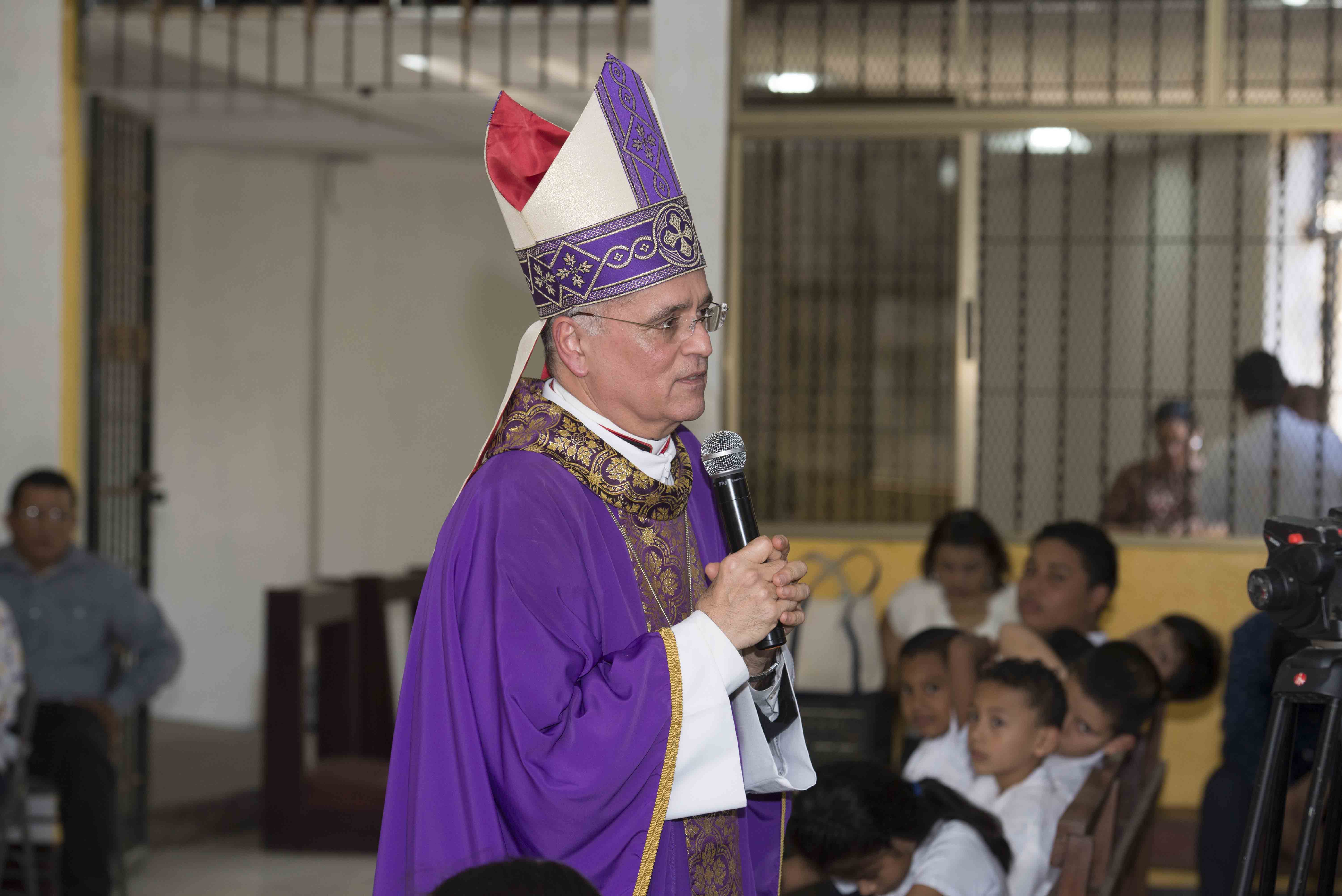 Monseñor Silvio Báez se pronuncia contra la golpiza a presas políticas