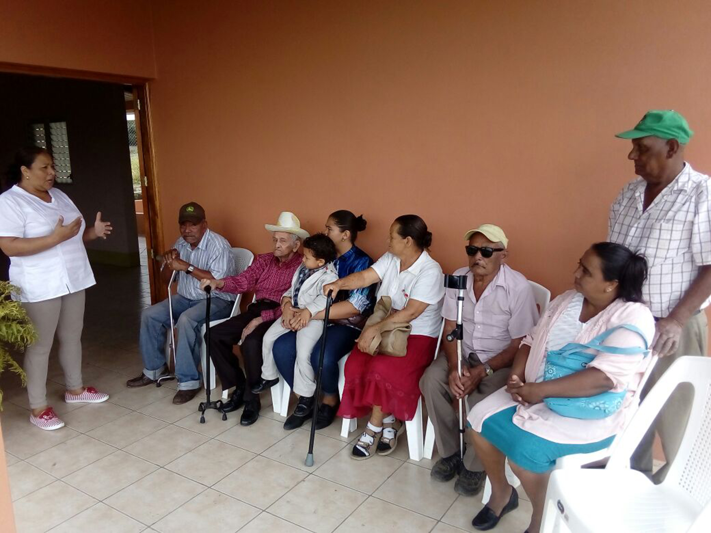 44 trabajadores de la salud y 13 maestros despedidos siguen esperando su liquidación