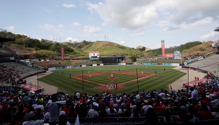 Aficionados asisten al partido entre los Toros de Herrera de Panamá y los Leñadores de las Tunas de Cuba durante la final de la Serie del Caribe disputada este domingo en el Estadio Nacional Rod Carew de Ciudad de Panamá (Panamá). LA PRENSA/EFE/Bienvenido Velasco