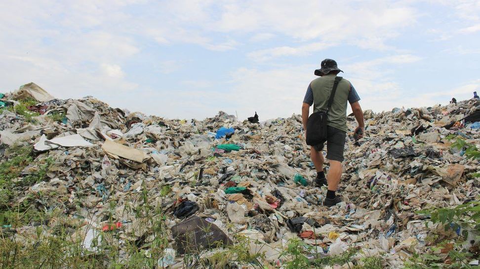 Contaminación por plástico: la ciudad asolada por 17,000 toneladas de basura que llega de todo el mundo