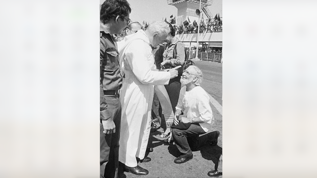 El histórico regaño del papa Juan Pablo II al poeta Ernesto Cardenal en su primera visita a Nicaragua. LA PRENSA/ ARCHIVO/ TOMADA DE INTERNET