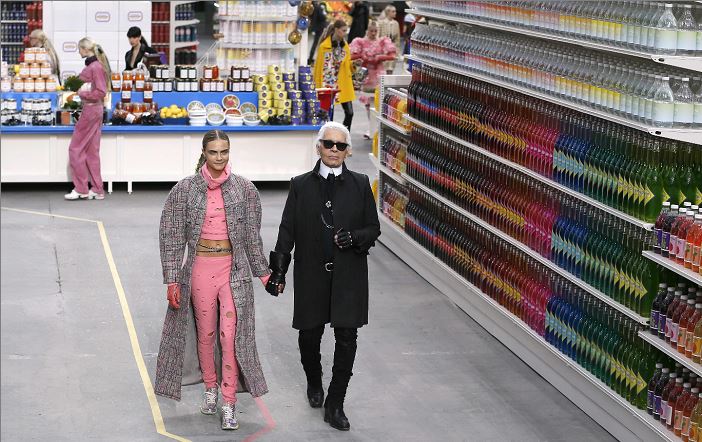 Videos | Karl Lagerfeld y sus siete desfiles más increíbles para Chanel
