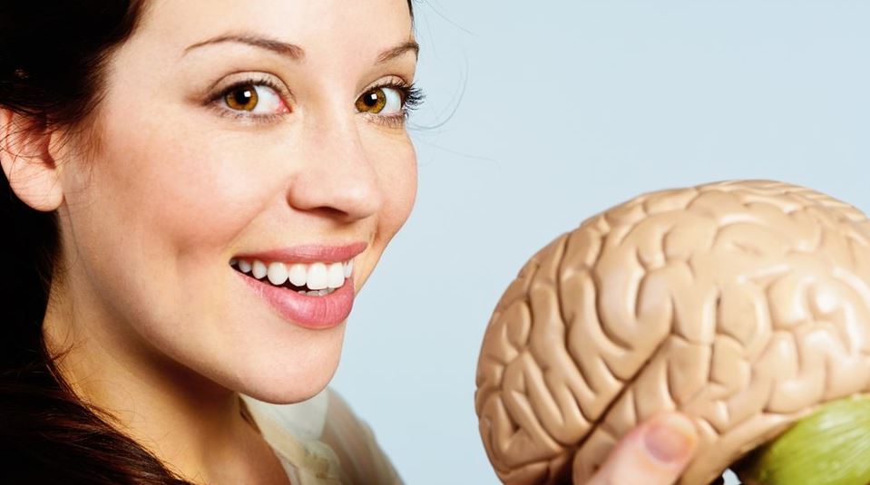 Por qué el cerebro de las mujeres permanece joven más tiempo que el de los hombres